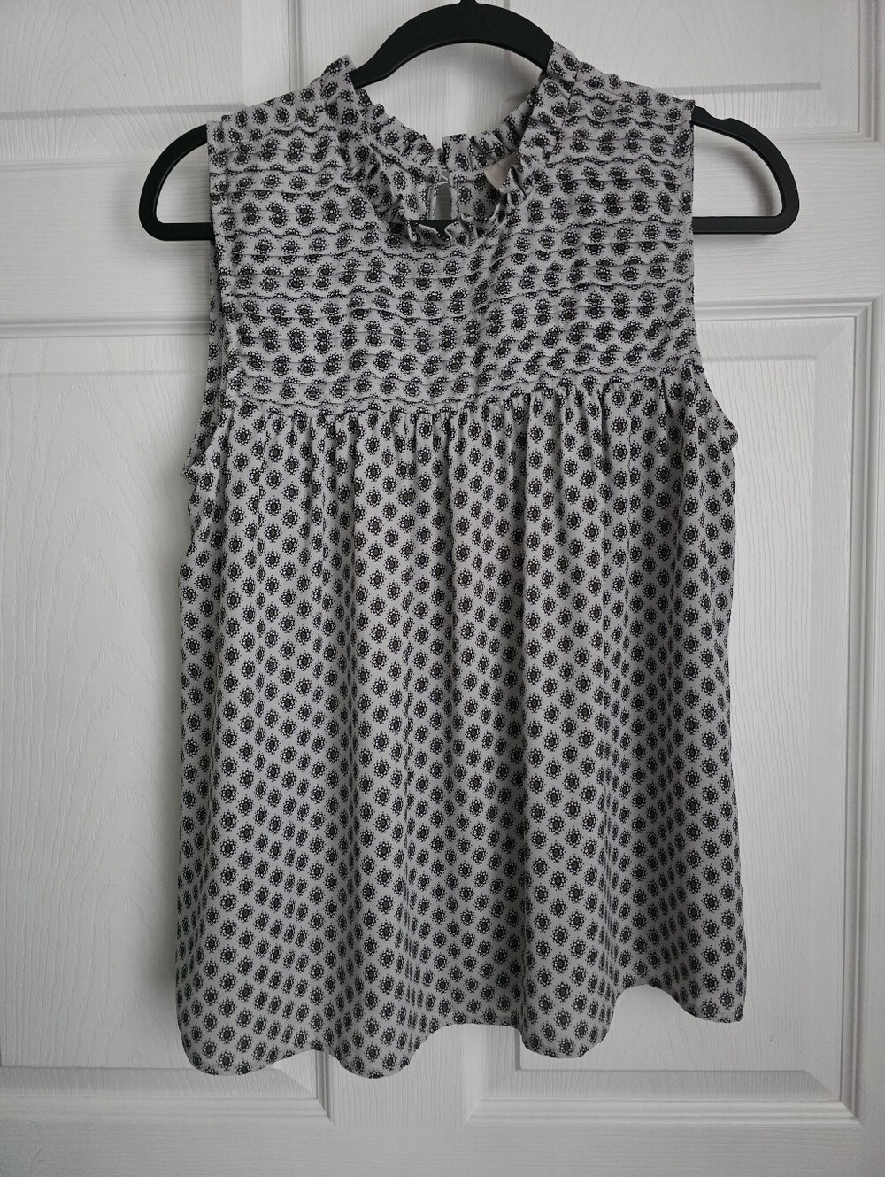 Modern Boho Chic Geometric Floral Ruffle Mock Neck Blouse Shell Top Grey Small